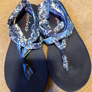 Skechers Navy and Patterned Flip Flops